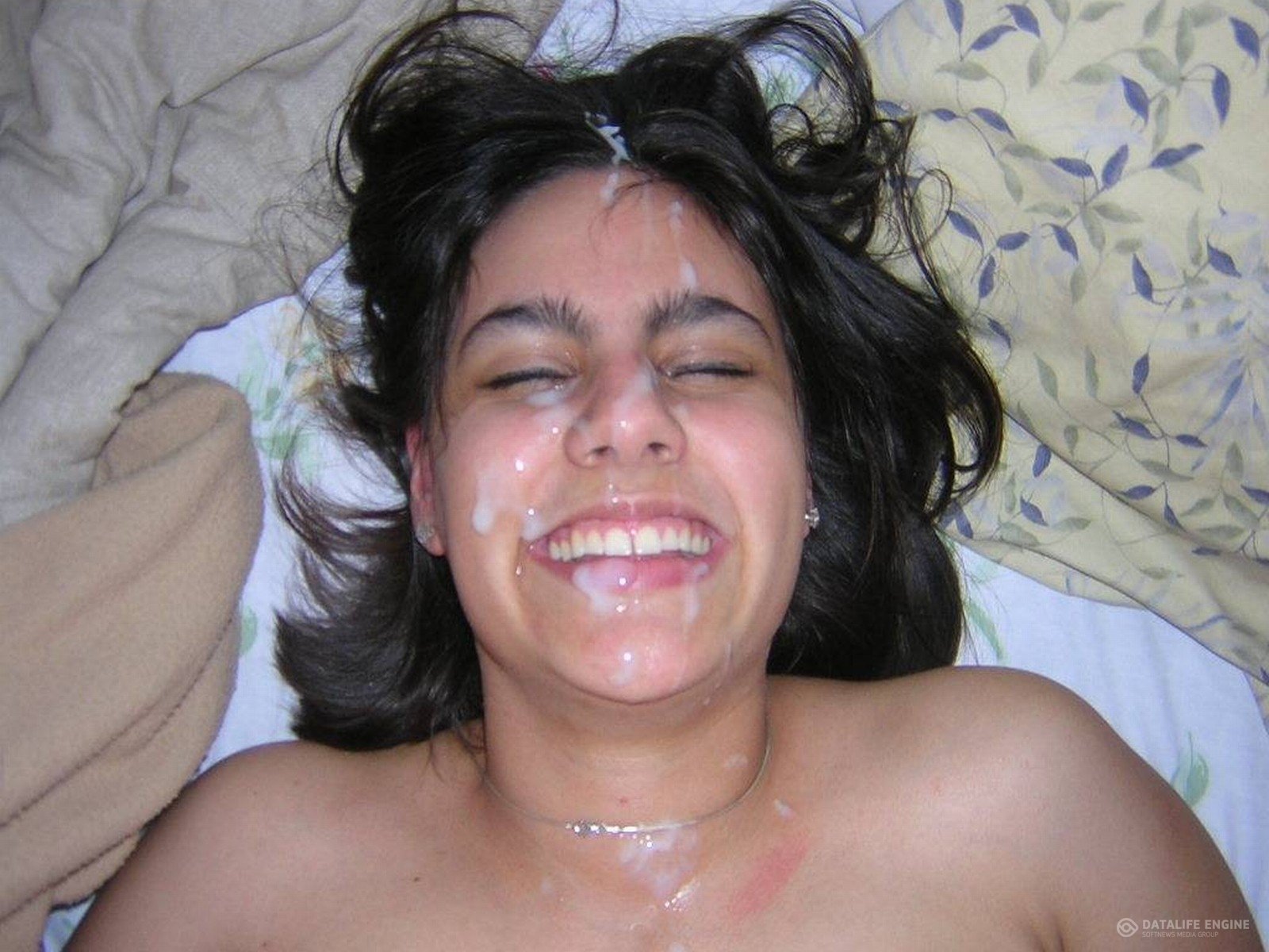 Развратные телки принимают сперму на лицо и в рот на порно фото.