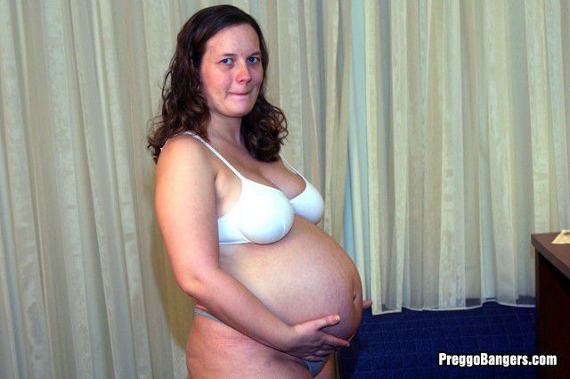 Беременная леди с большими сиськами трахается в миссионерской позе